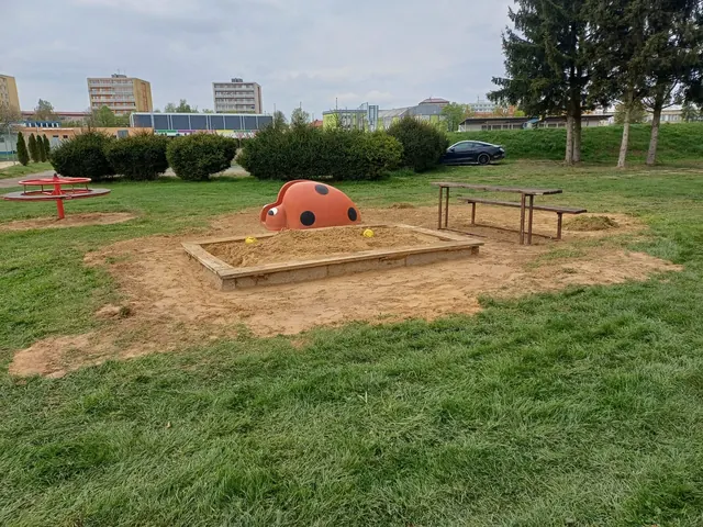 Zázemí tenisových kurtů v Chropyni