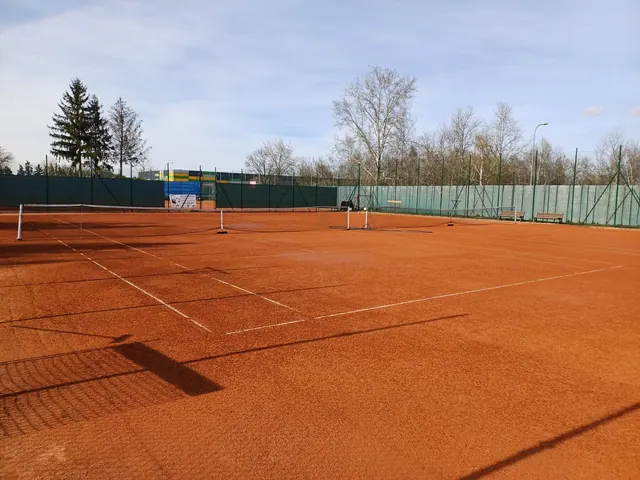 Tenisový areál u koupaliště v Chropyni